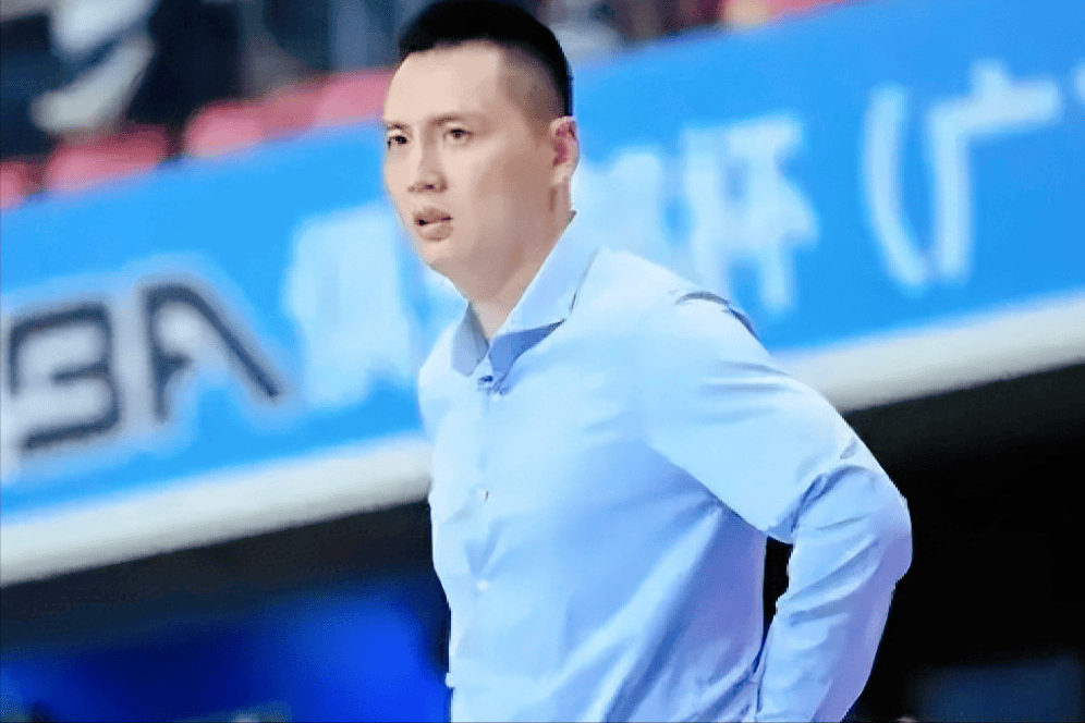 主教练临危受命，成功带领球队逆转局面