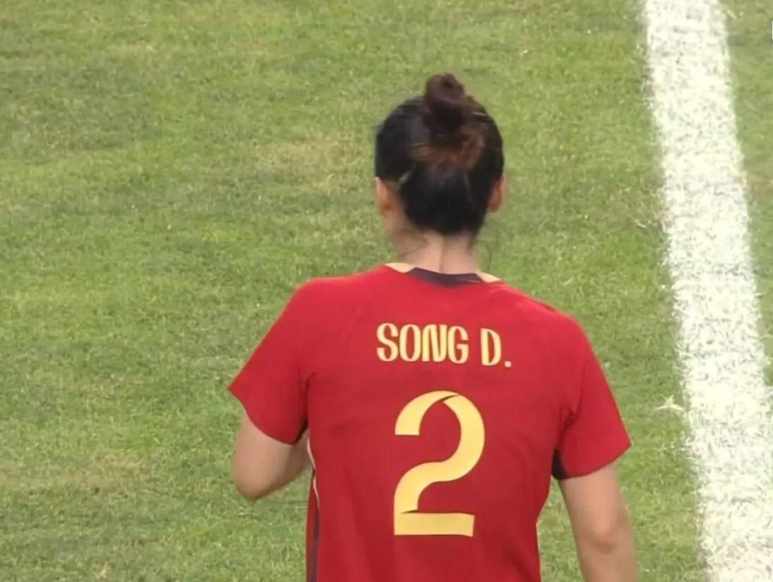 爱游戏在线登录-中国女足运动员在比赛中铁杆防守获胜