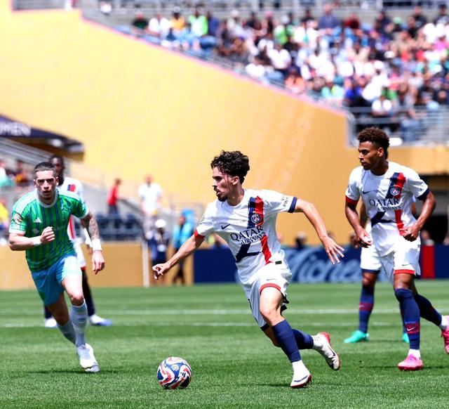 关于赛场上演绝杀好戏，球队成功逆袭翻盘的信息