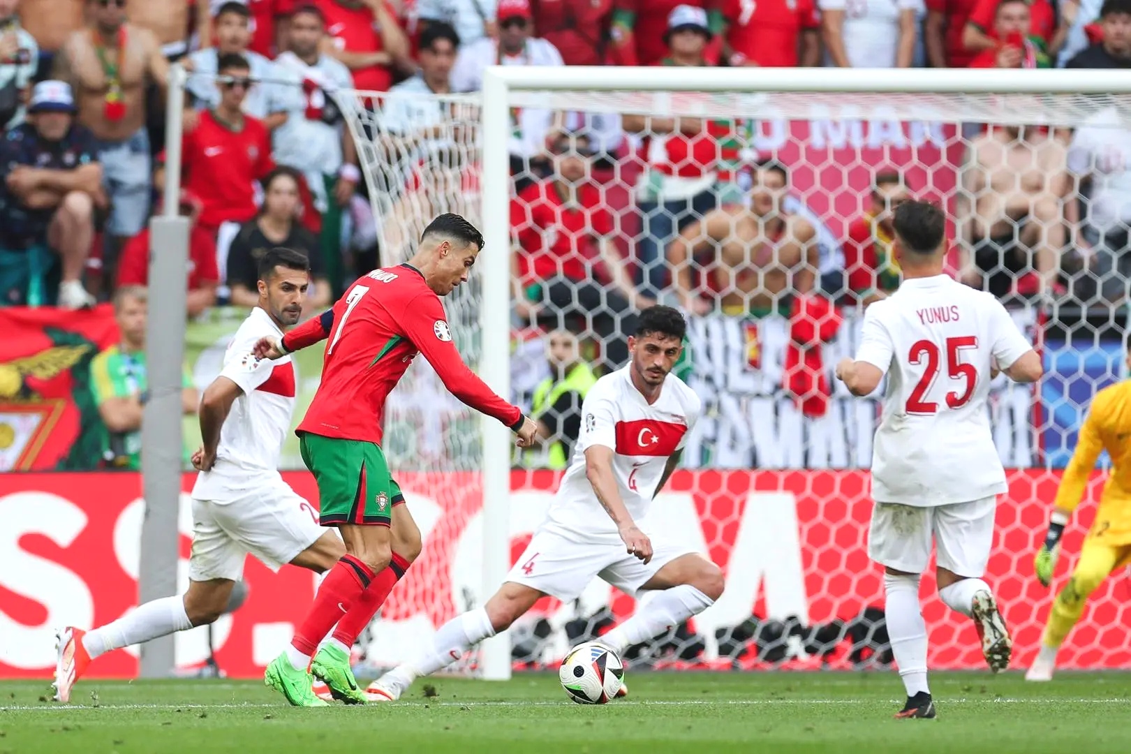 包含百分球队凭借进球艺术，实现连胜的词条