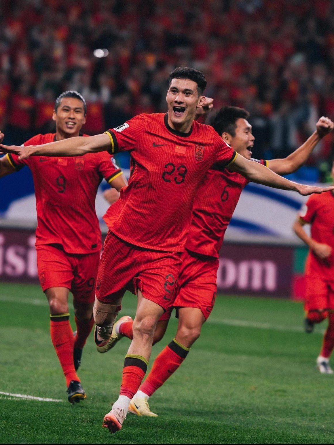 爱游戏网页版登录入口-包含足坛一角：世界级球员展现技艺，场面激烈的词条