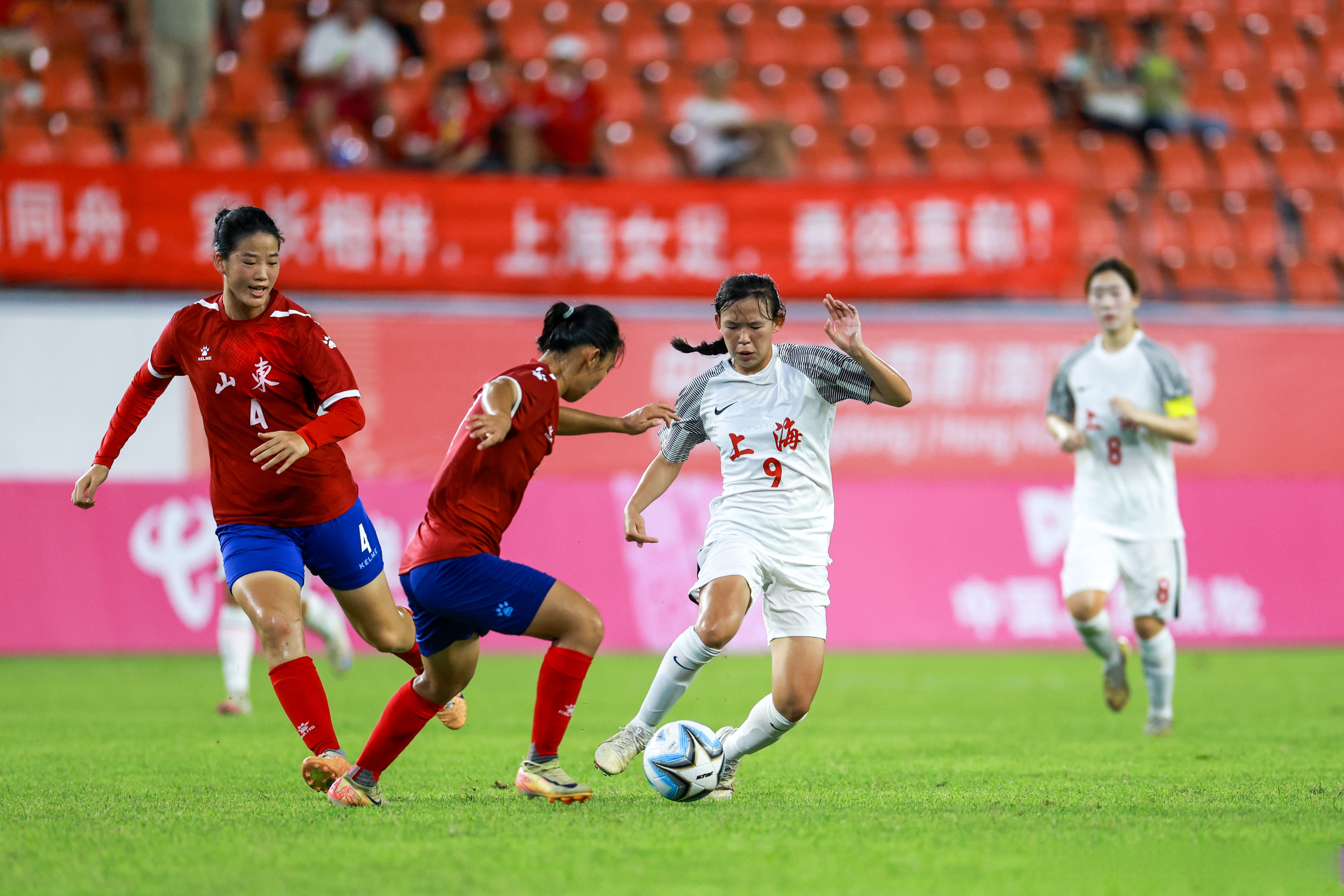 爱游戏网页版-国内足球聚焦瞩目：冠军争夺引人关注的简单介绍