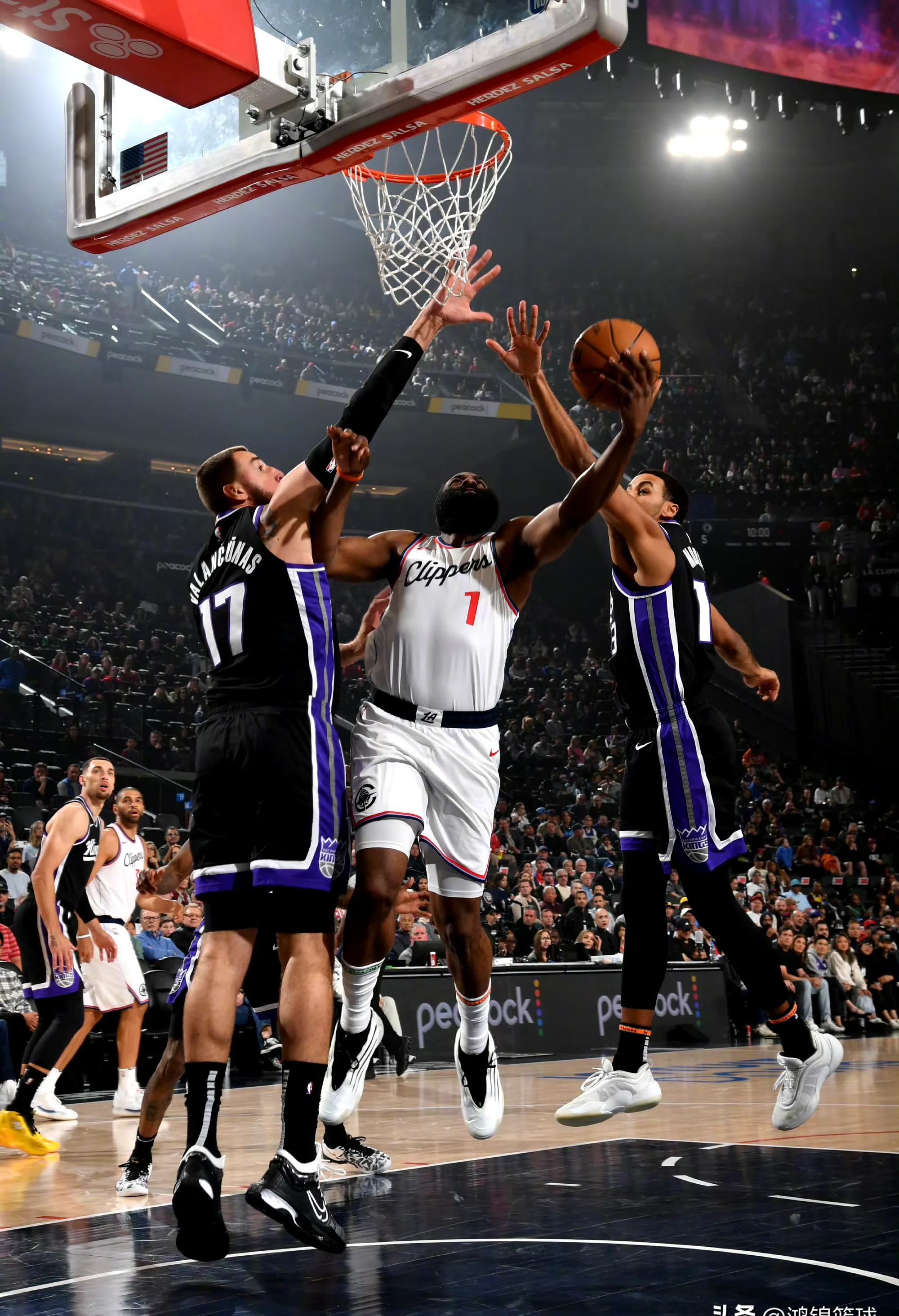 爱游戏app-季后赛争夺激烈，火箭压哨三分绝杀