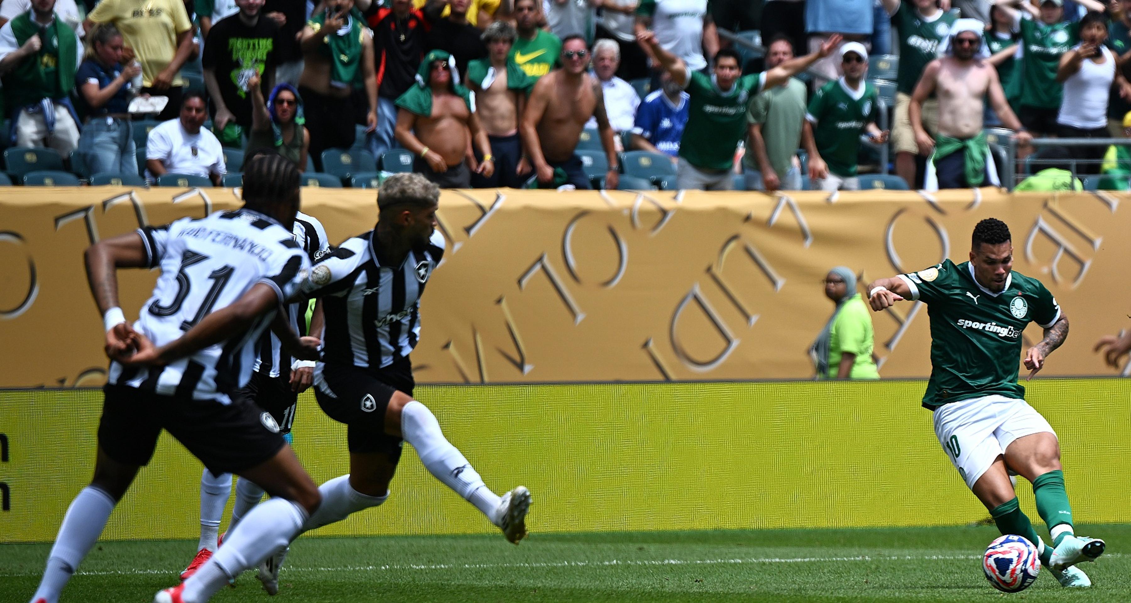 足球场上燃起了一场搏命之战