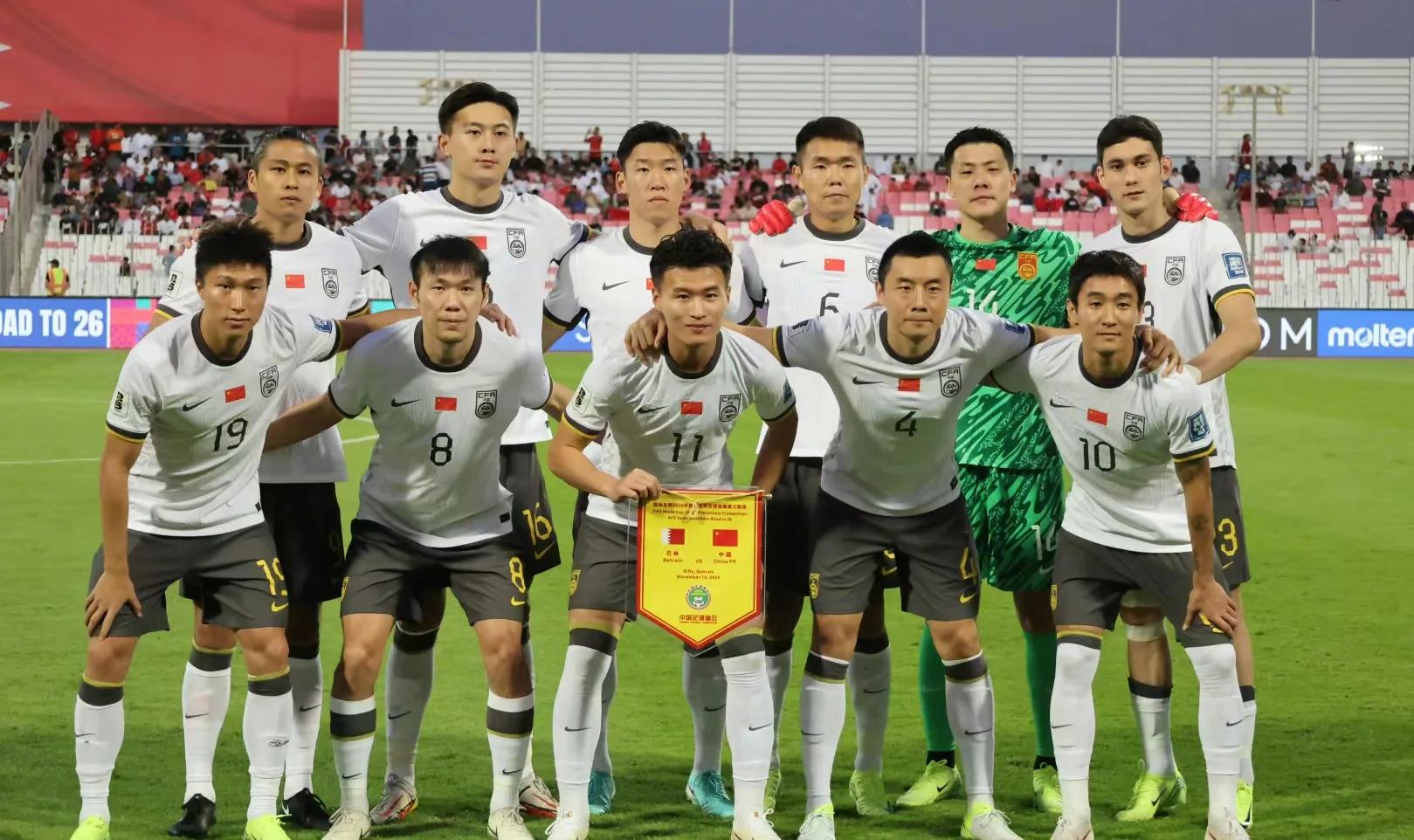 爱游戏app-国际足球赛事精彩纷呈，球员奋力拼搏争胜