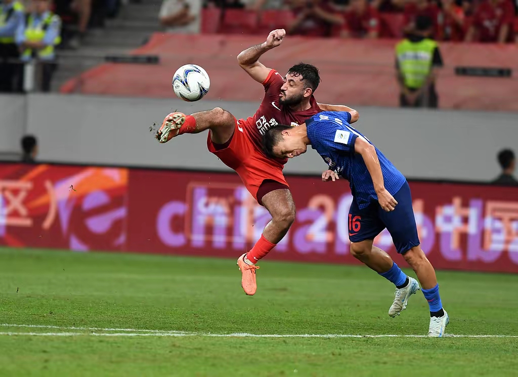 国际足球赛事精彩纷呈，球员奋力拼搏争胜