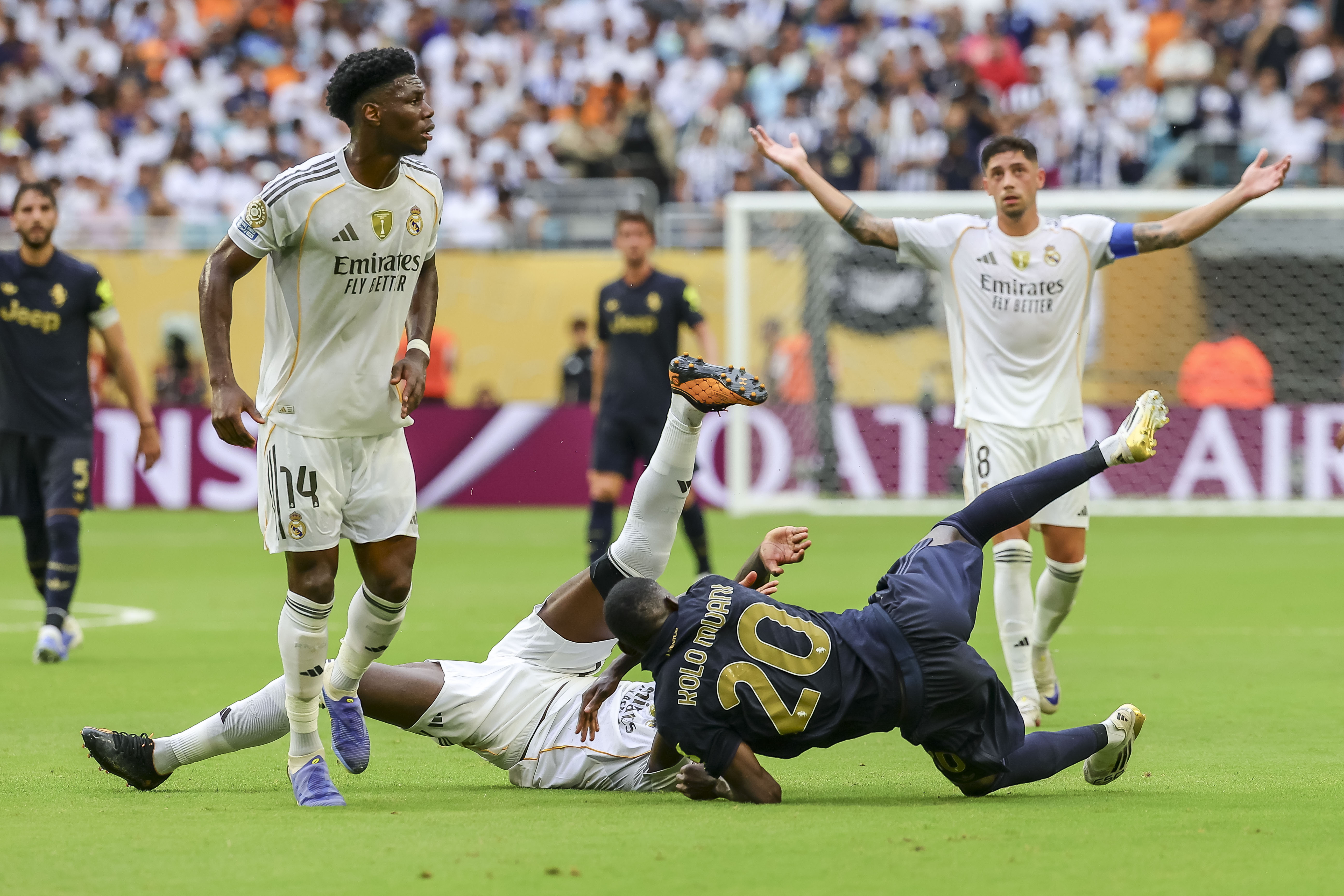 爱游戏官方入口-足球场上热议话题：顶尖球队实力不俗，高水平比赛层出不穷的简单介绍