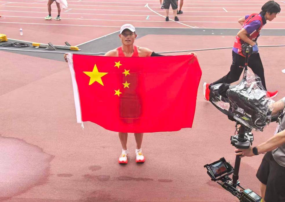 成就传说辉煌，田径选手再夺金牌