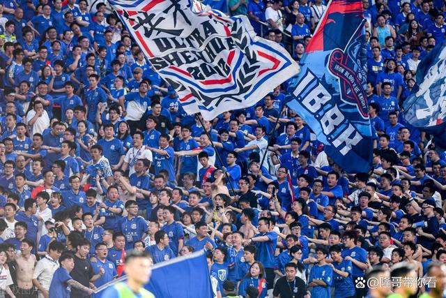 足球聚焦城市狂欢，球迷为球队呐喊助威